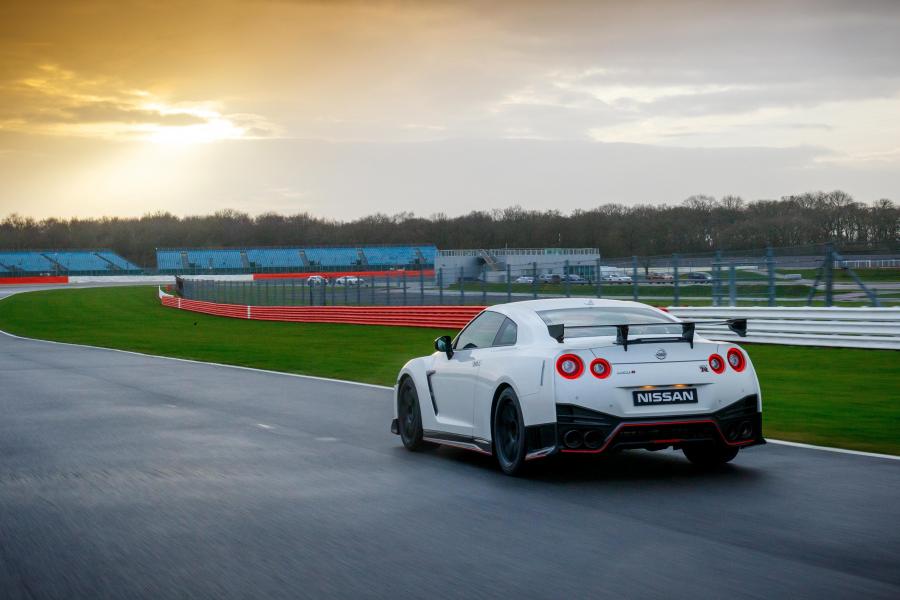  Nissan GT-R Nismo 2017 года  (UK) (фото 20 из 21)